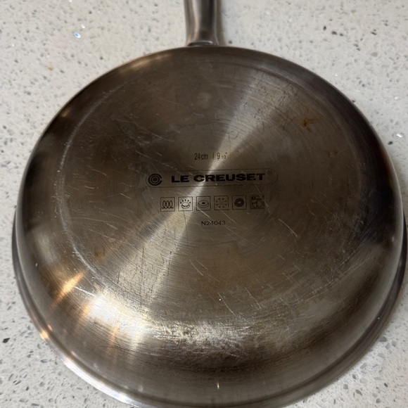 Le Creuset Silver Frying Pan 9  1/2 inch - Picture 5 of 7